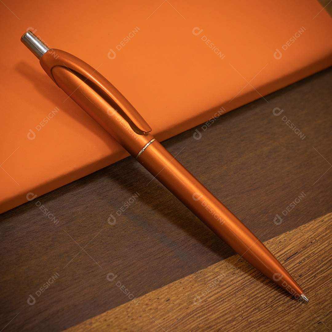 Caneta dourado sobre uma mesa