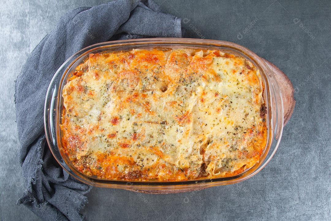 Lasanha com queijo derretido em fundo cinza