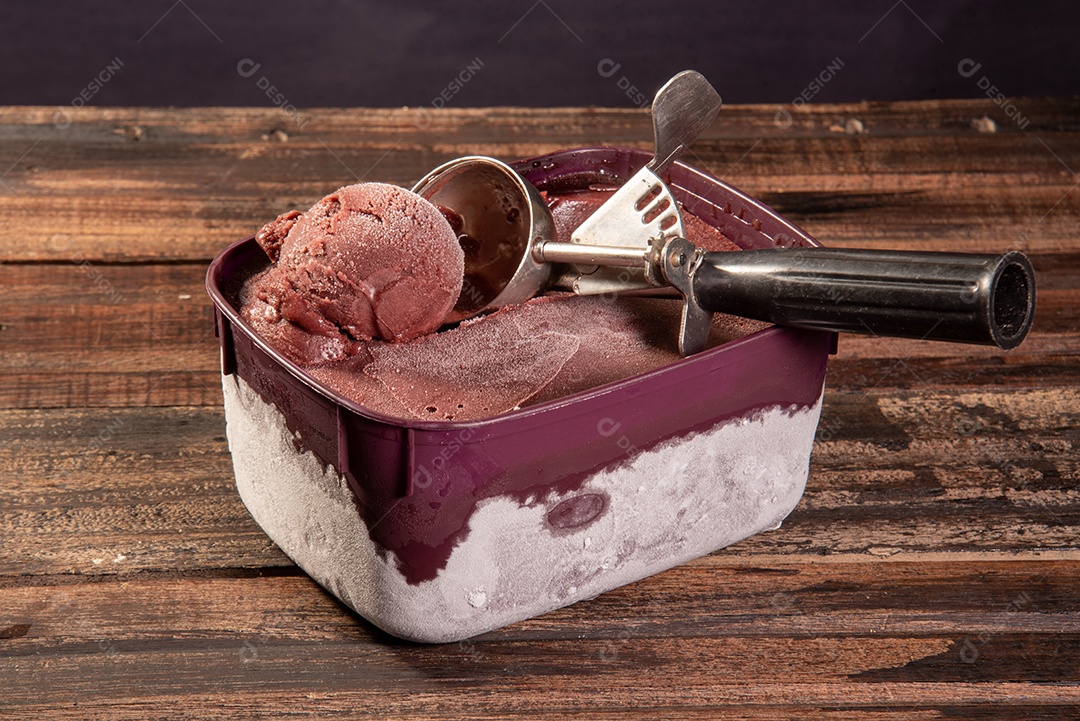 Vasilha com sorvete de açaí e pegador dentro