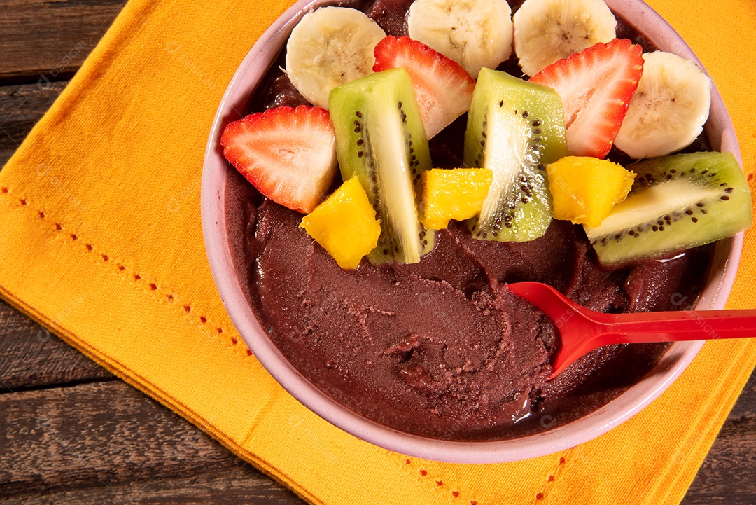 Tigela de açaí delicioso com frutas