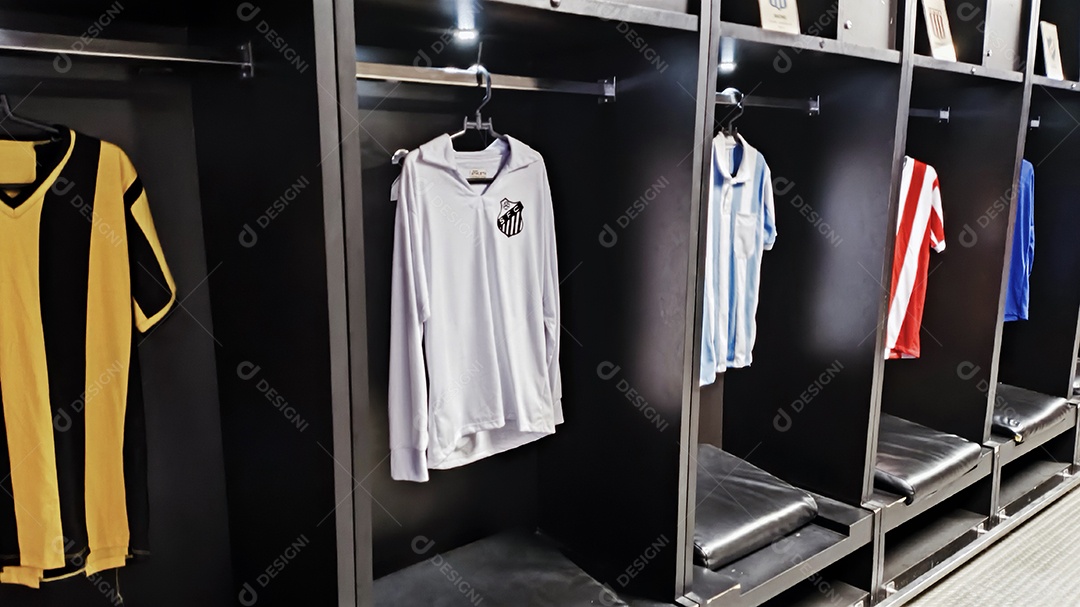 Vitrine com camisetas históricas do futebol no estádio do maracanã