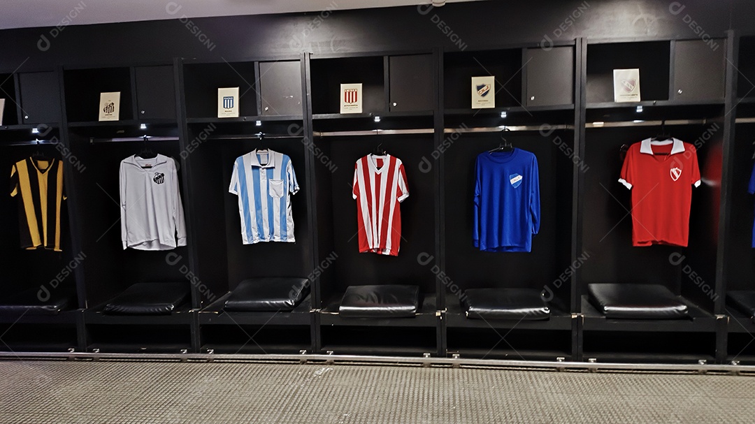 Vitrine com camisetas históricas do futebol no estádio do maracanã
