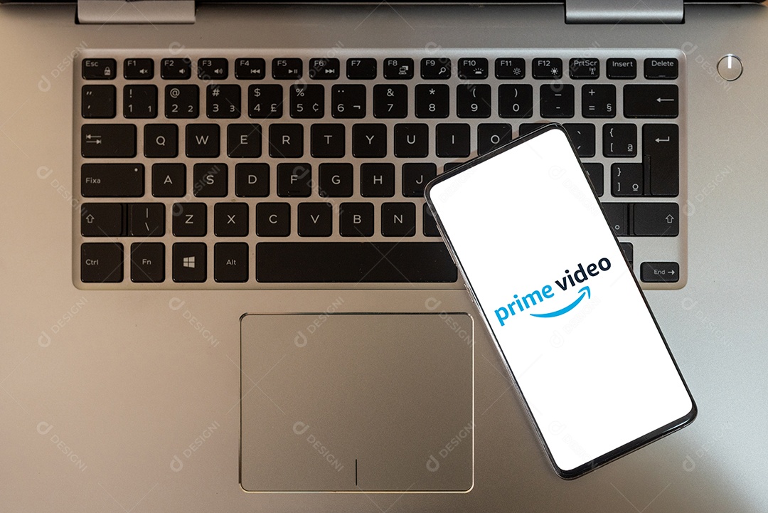 Amazon prime video na tela do celular sobre um teclado de notebook