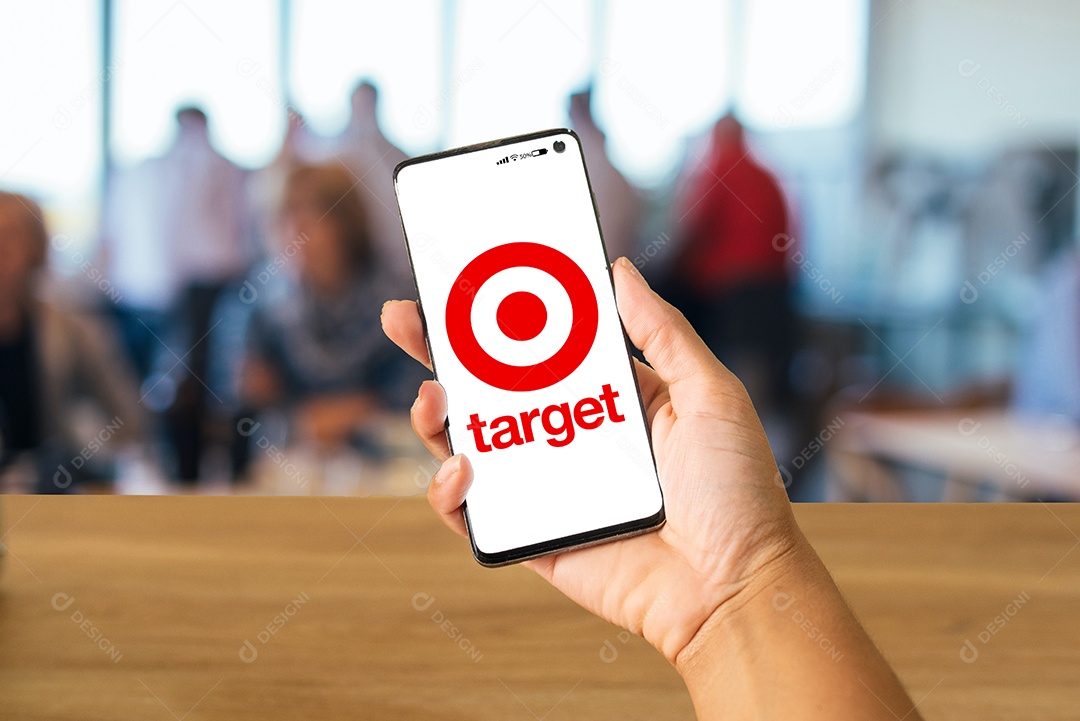 Target na tela de um celular sobre teclado de um laptop