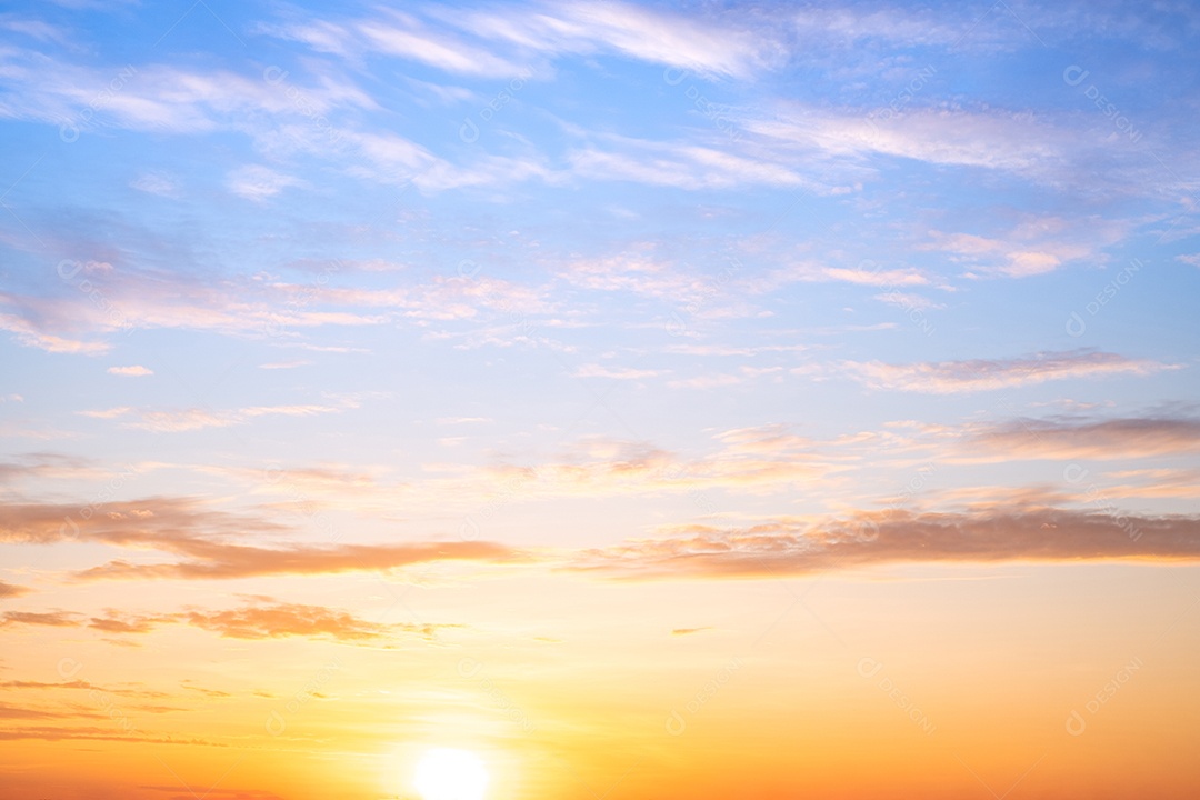 O nascer do sol é decorado com nuvens em vários formatos
