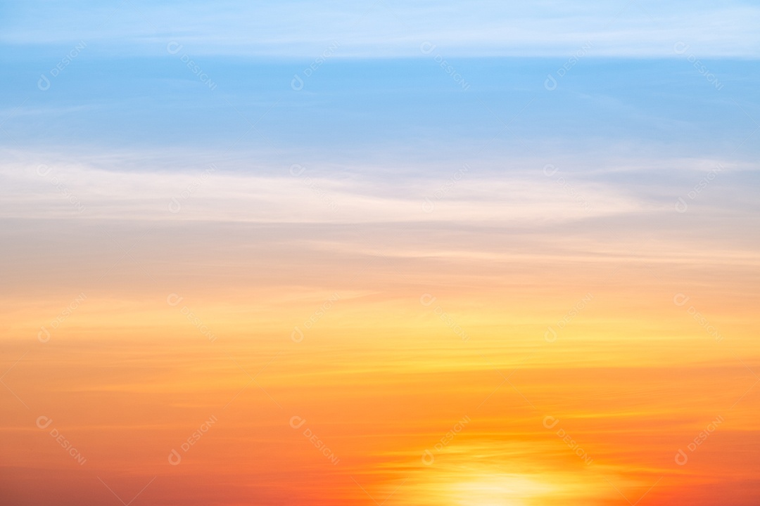 O nascer do sol é decorado com nuvens em vários formatos