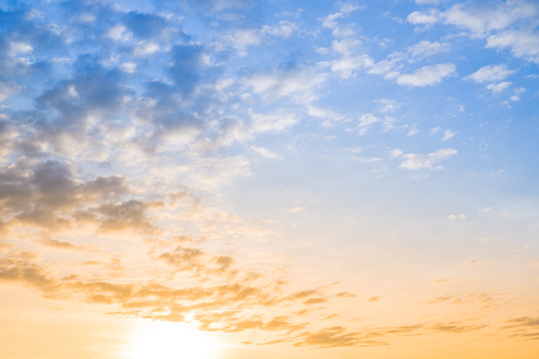 O nascer do sol é decorado com nuvens em vários formatos