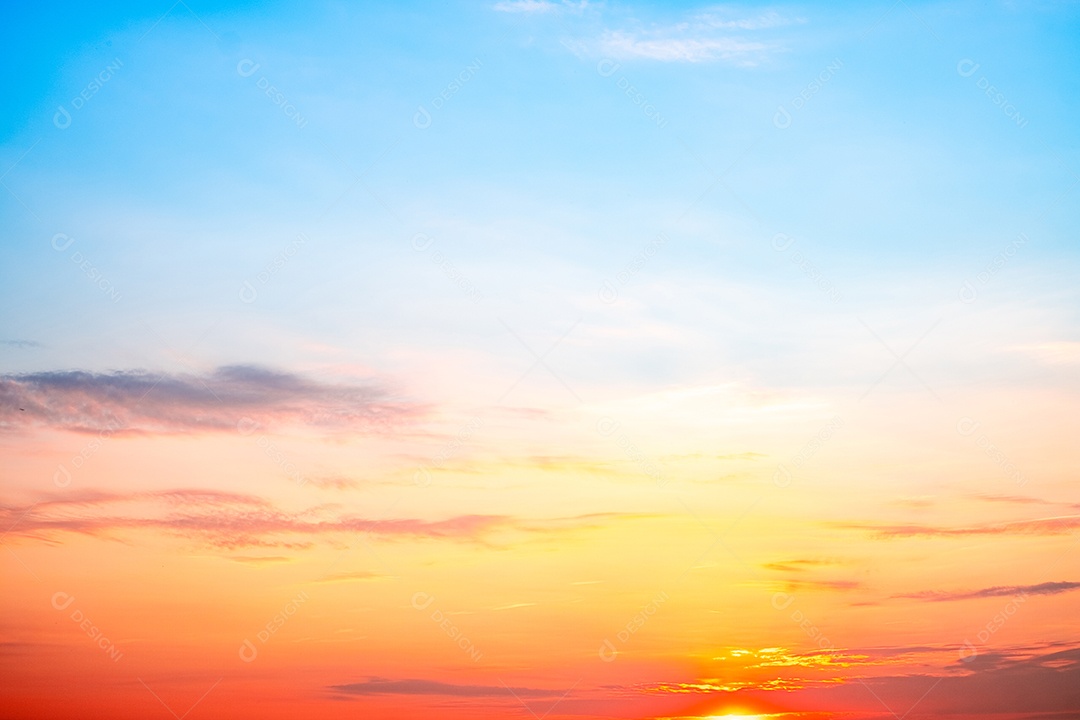 O nascer do sol é decorado com nuvens em vários formatos