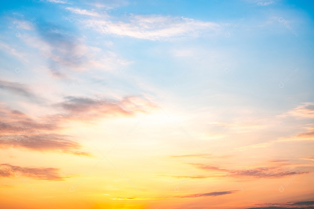 O nascer do sol é decorado com nuvens em vários formatos