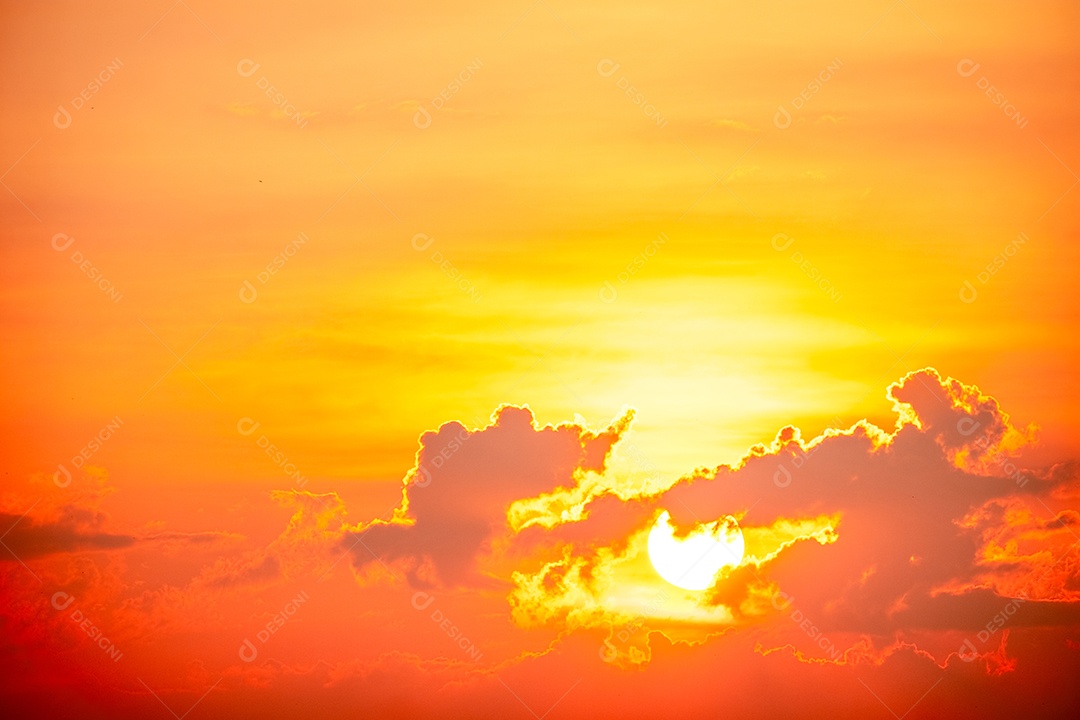 O nascer do sol é decorado com nuvens em vários formatos