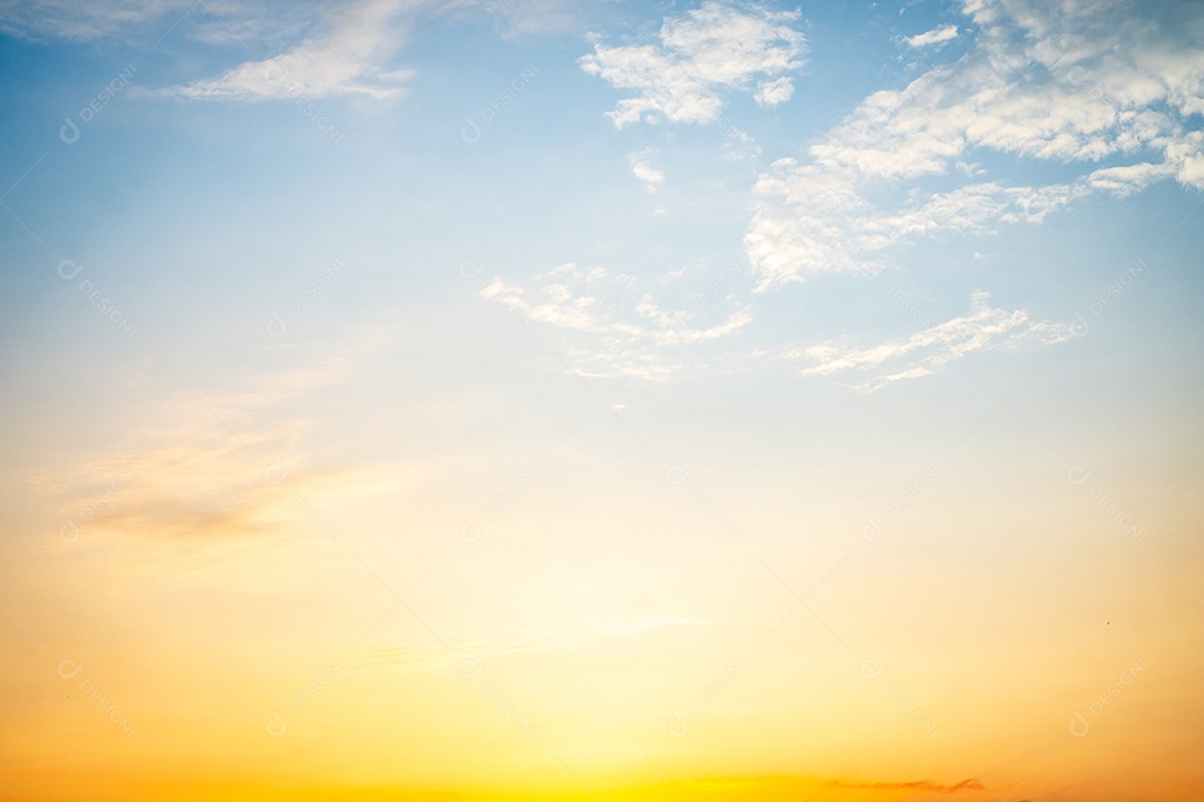 O nascer do sol é decorado com nuvens em vários formatos