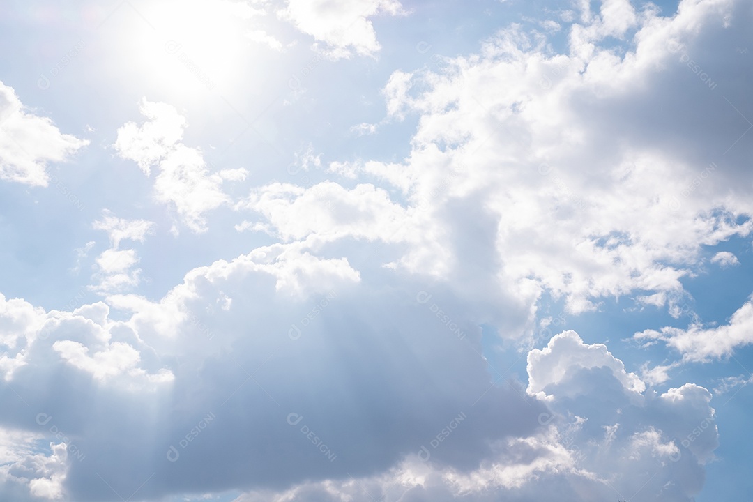 Céu azul de verão nuvens gradiente fundo branco claro