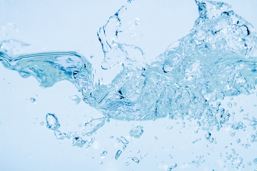 Respingos de água isolados no fundo branco