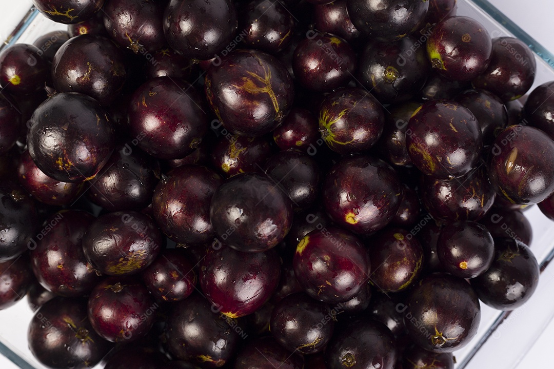 Tigela de vidro com muitas jabuticabas