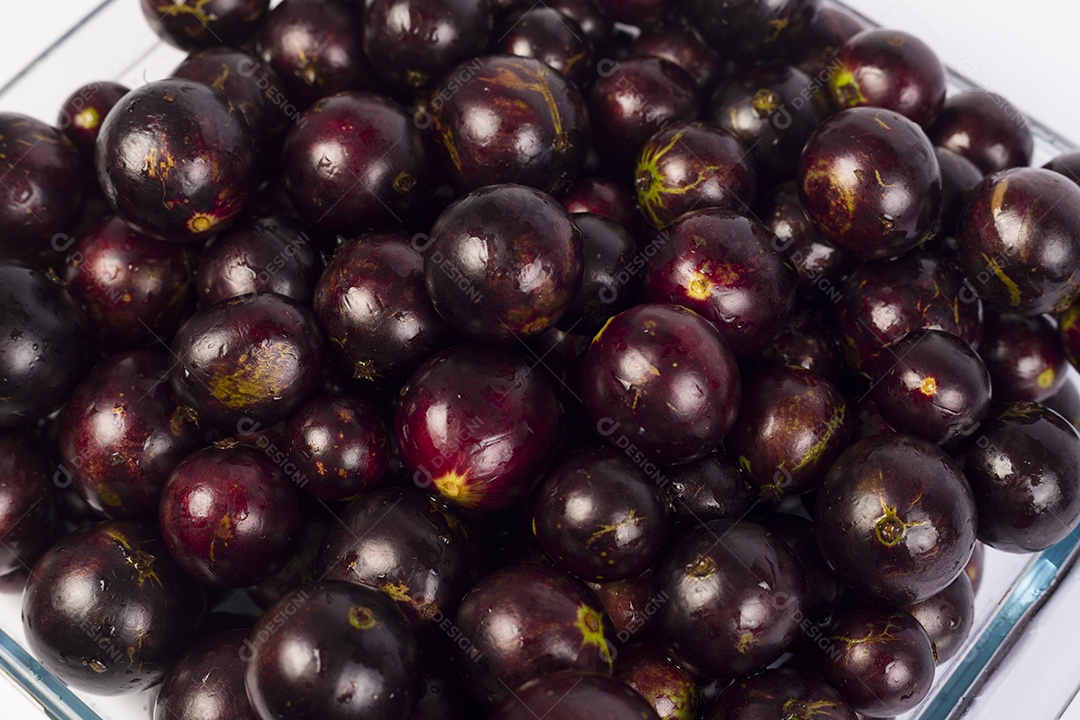 Jabuticabas dentro da tigela de vidro