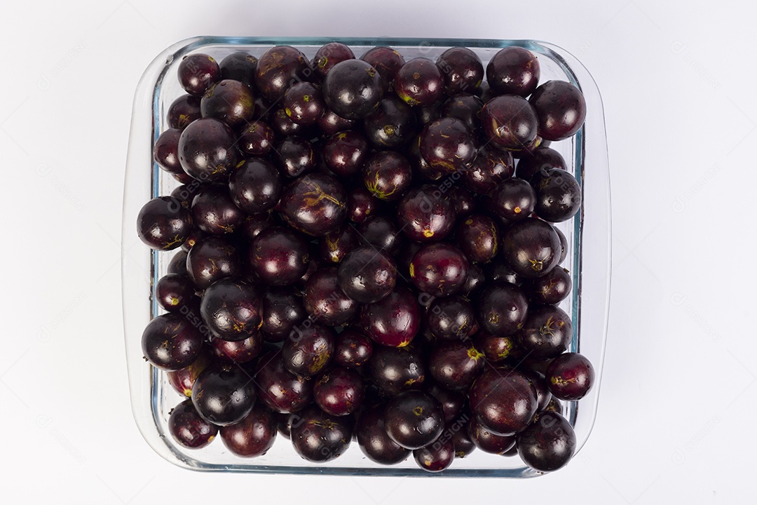 Tigela de vidro cheio de jabuticabas visto de cima