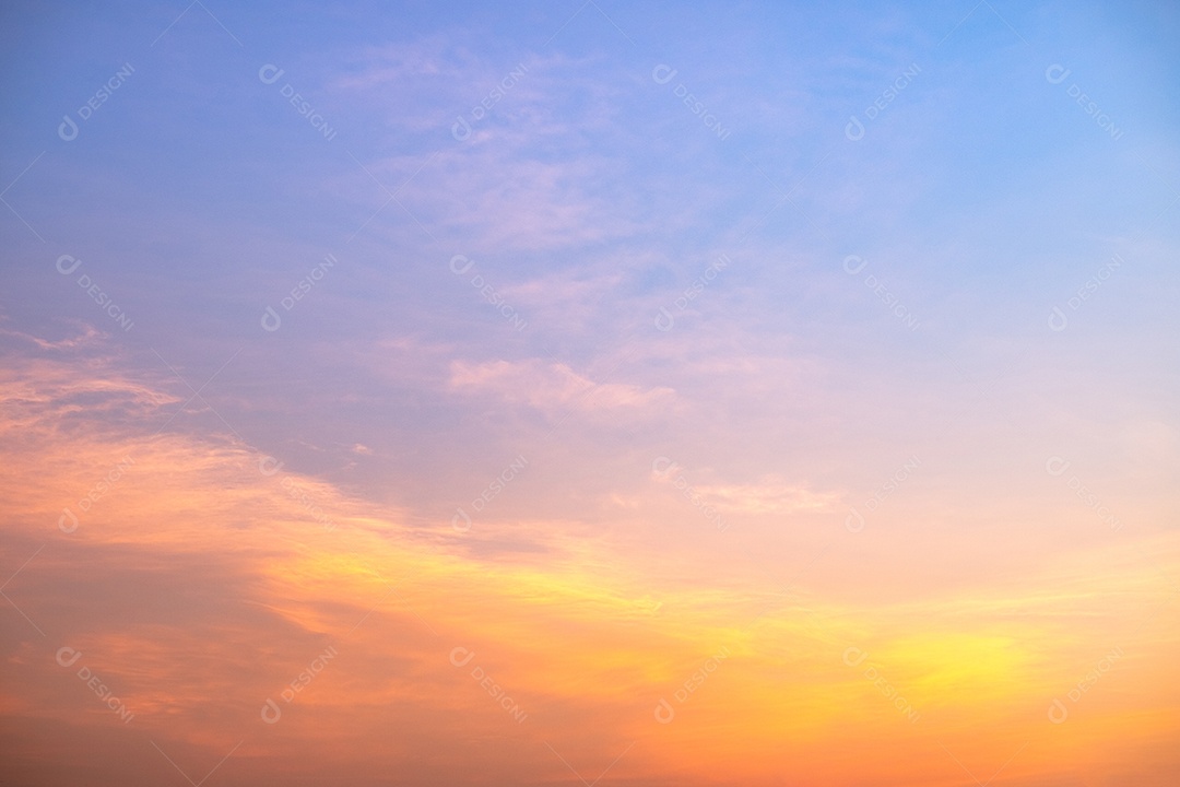O nascer do sol é decorado com nuvens em vários formatos