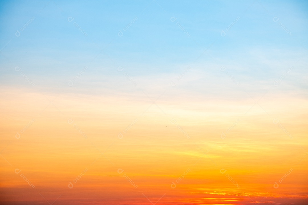 O nascer do sol é decorado com nuvens em vários formatos