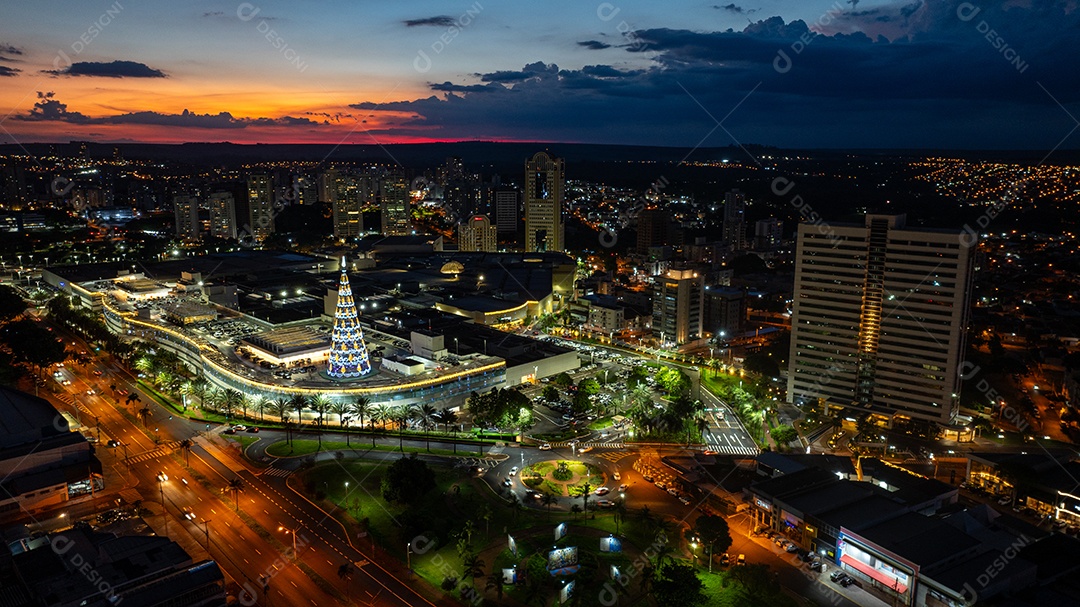 Vista do ribeirão shopping decorado com árvore de Natal