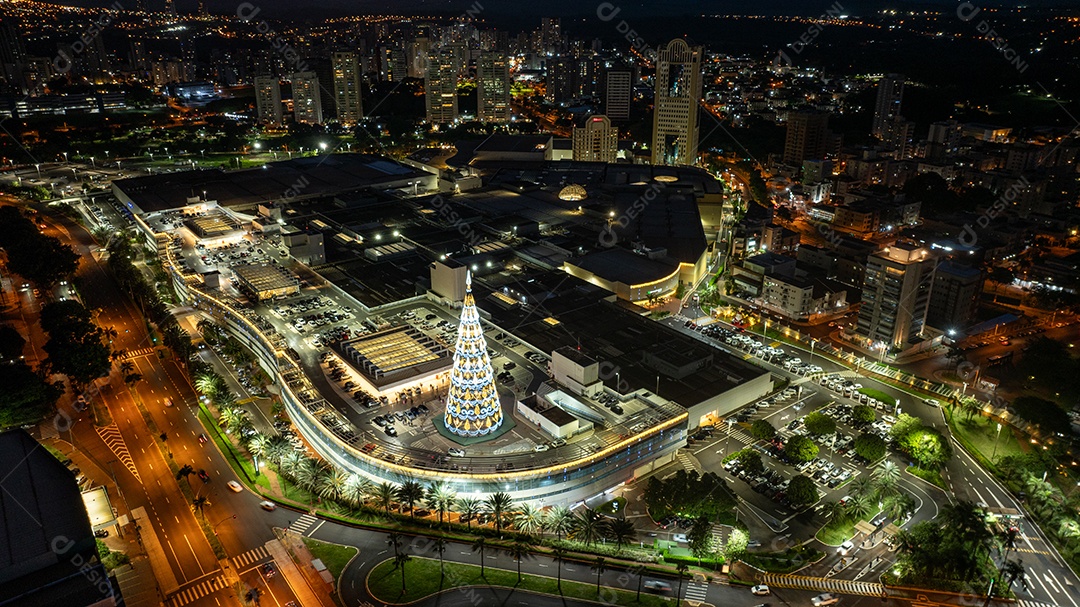 Vista do Ribeirão Shopping decorado com árvore de Natal