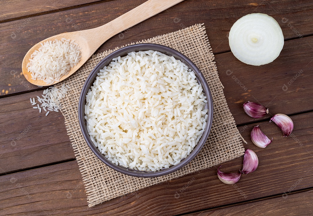 Arroz cozido em uma tigela sobre a mesa de madeira
