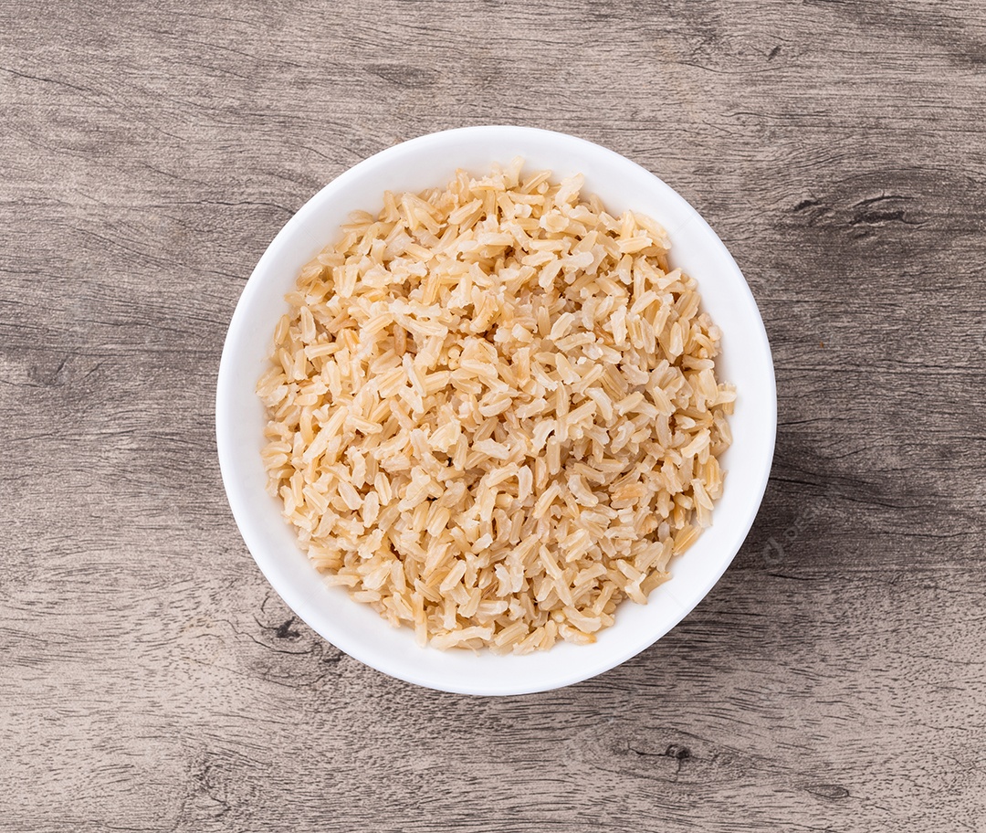 Arroz integral cozido em uma tigela sobre a mesa de madeira