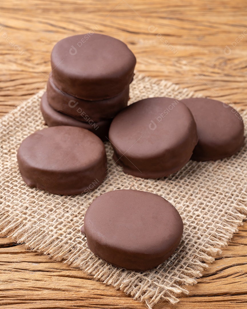 Pao de mel brasileiro ou biscoitos de mel com cobertura de chocolate