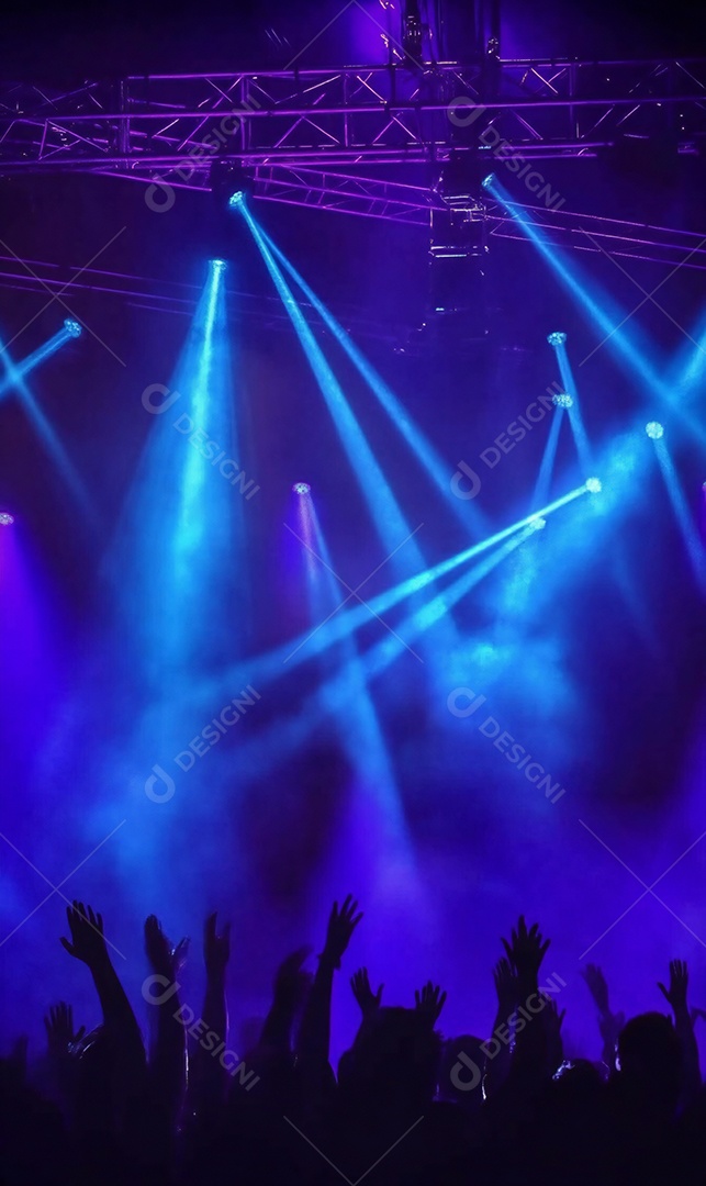 Festa da igreja no palco com pessoas com as mãos