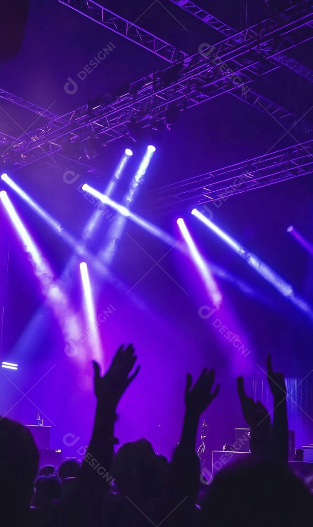 Festa da igreja no palco com pessoas com as mãos