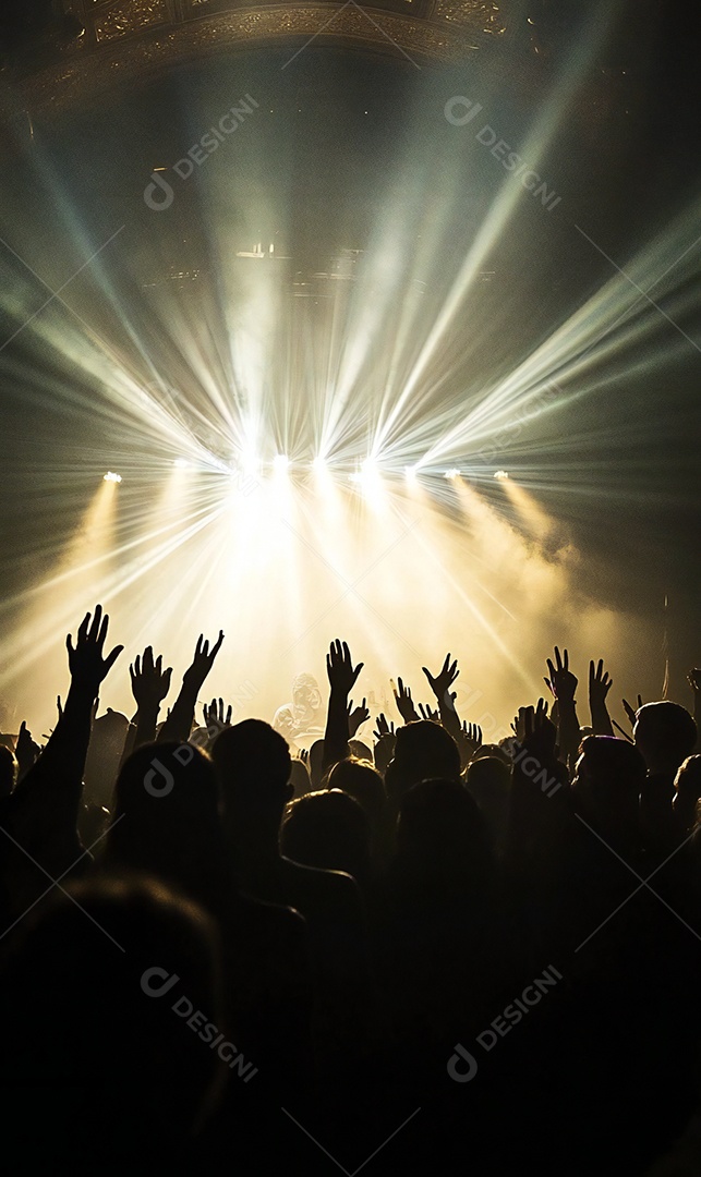 Festa da igreja no palco com pessoas com as mãos