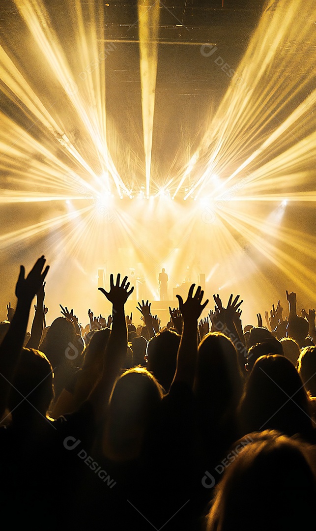 Festa da igreja no palco com pessoas com as mãos