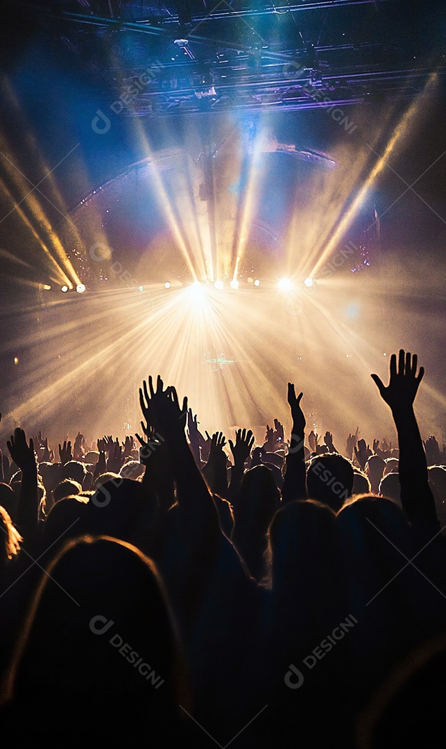 Festa da igreja no palco com pessoas com as mãos