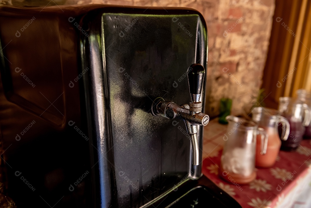 Mesa de bebidas com máquina de chope