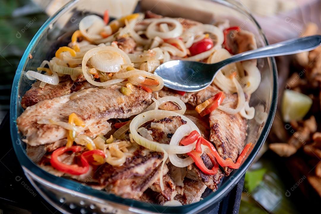Peixe grelhado com cebola e pimentão