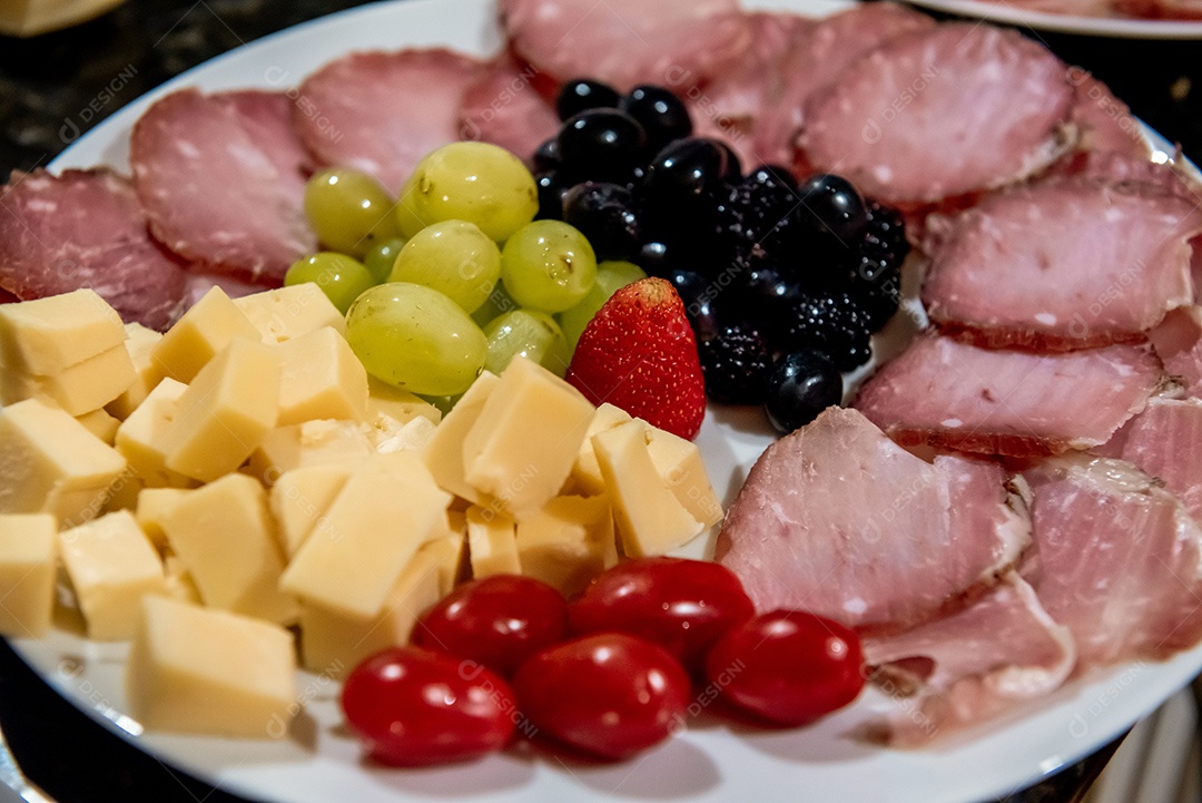 Aperitivos de festa queijo  salame e frutas vermelhas