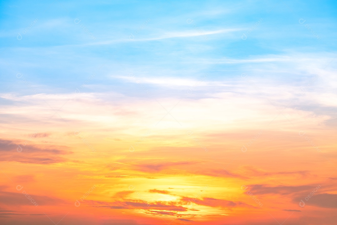O nascer do sol é decorado com nuvens em vários formatos