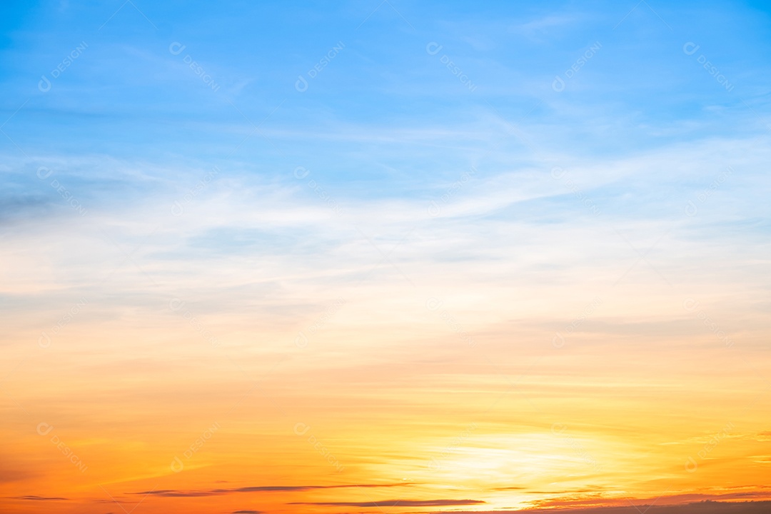 O nascer do sol é decorado com nuvens em vários formatos