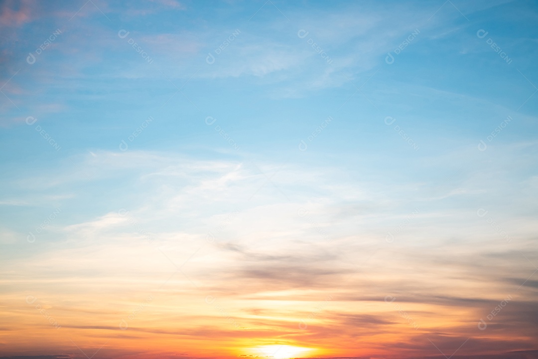 O nascer do sol é decorado com nuvens em vários formatos