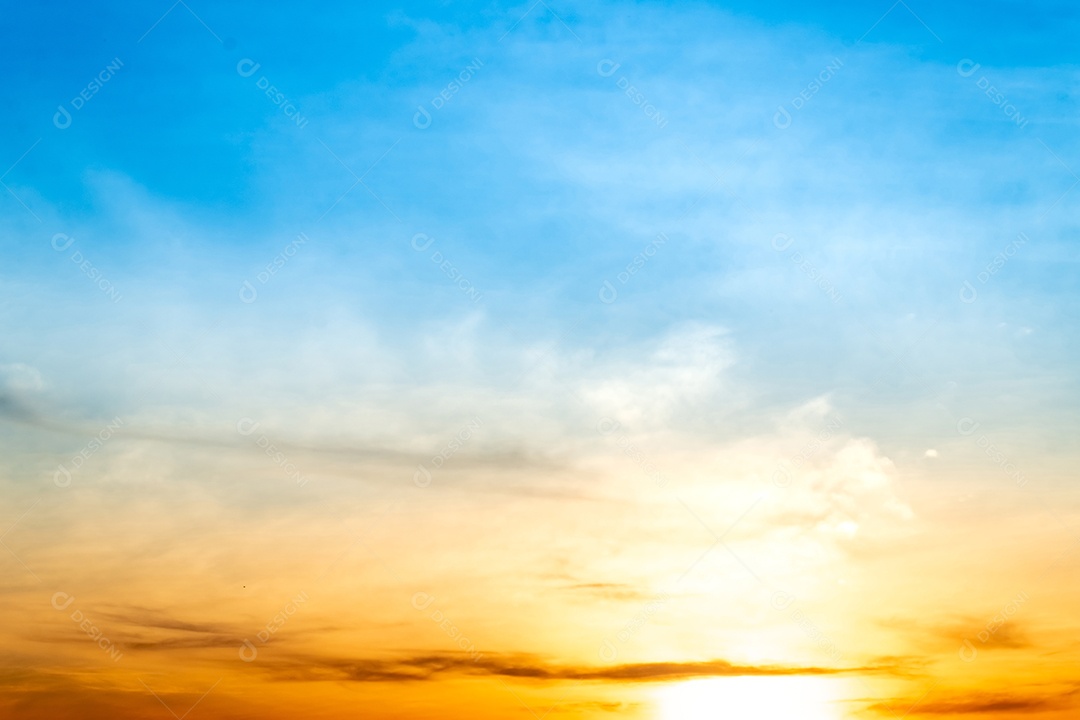 O nascer do sol é decorado com nuvens em vários formatos