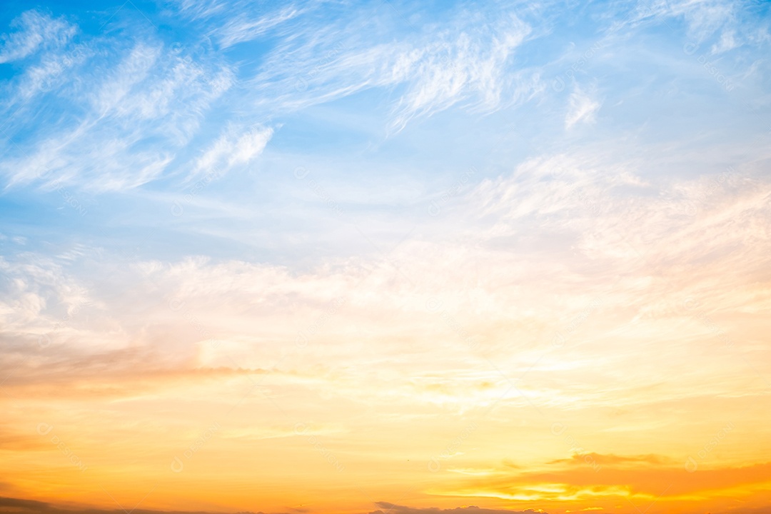 O nascer do sol é decorado com nuvens em vários formatos