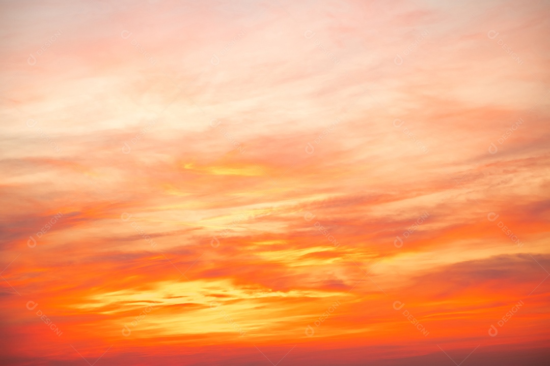 O nascer do sol é decorado com nuvens em vários formatos