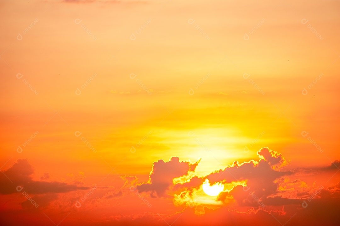 O nascer do sol é decorado com nuvens em vários formatos
