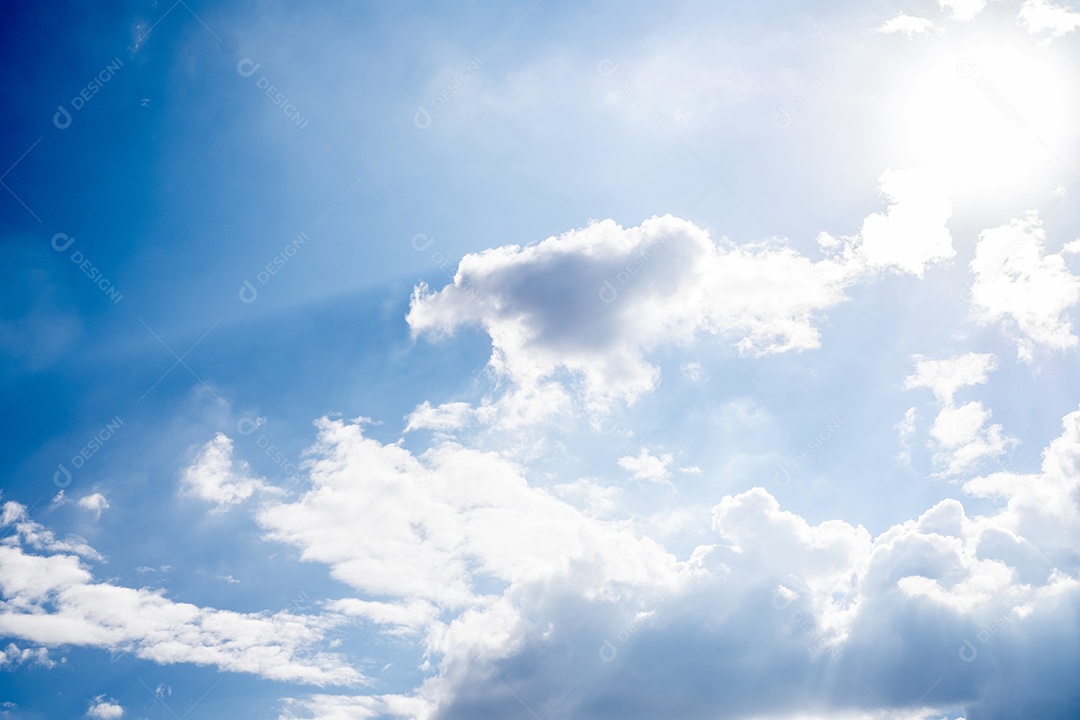 Céu azul de verão nuvens gradiente fundo branco claro