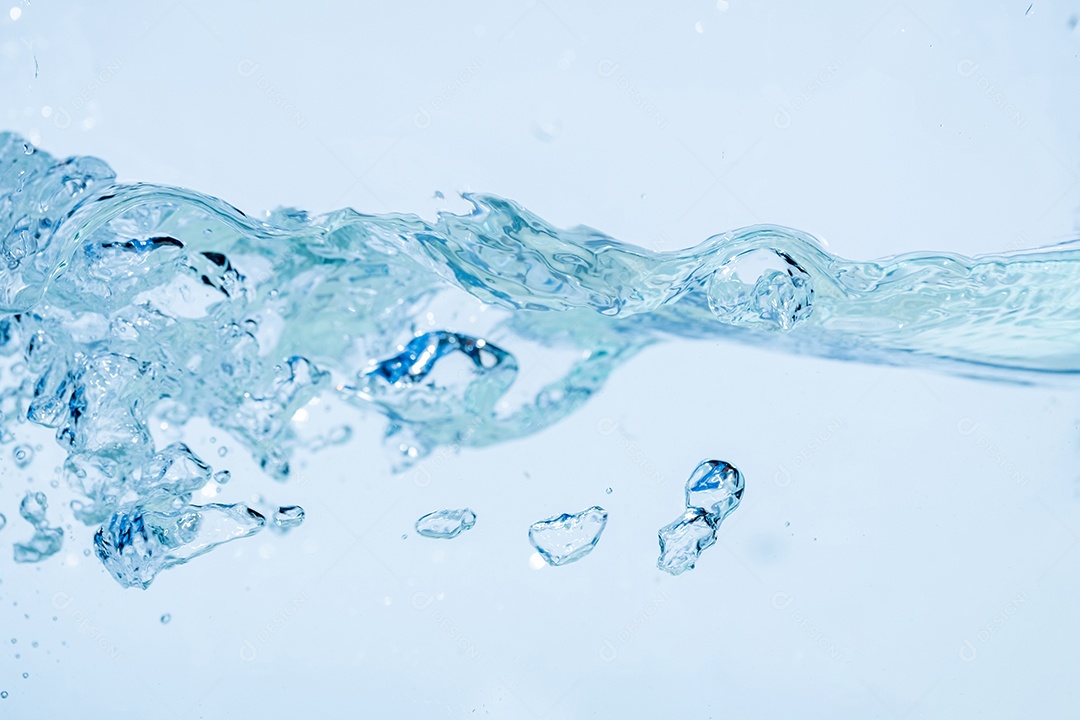 Respingos de água isolados no fundo branco