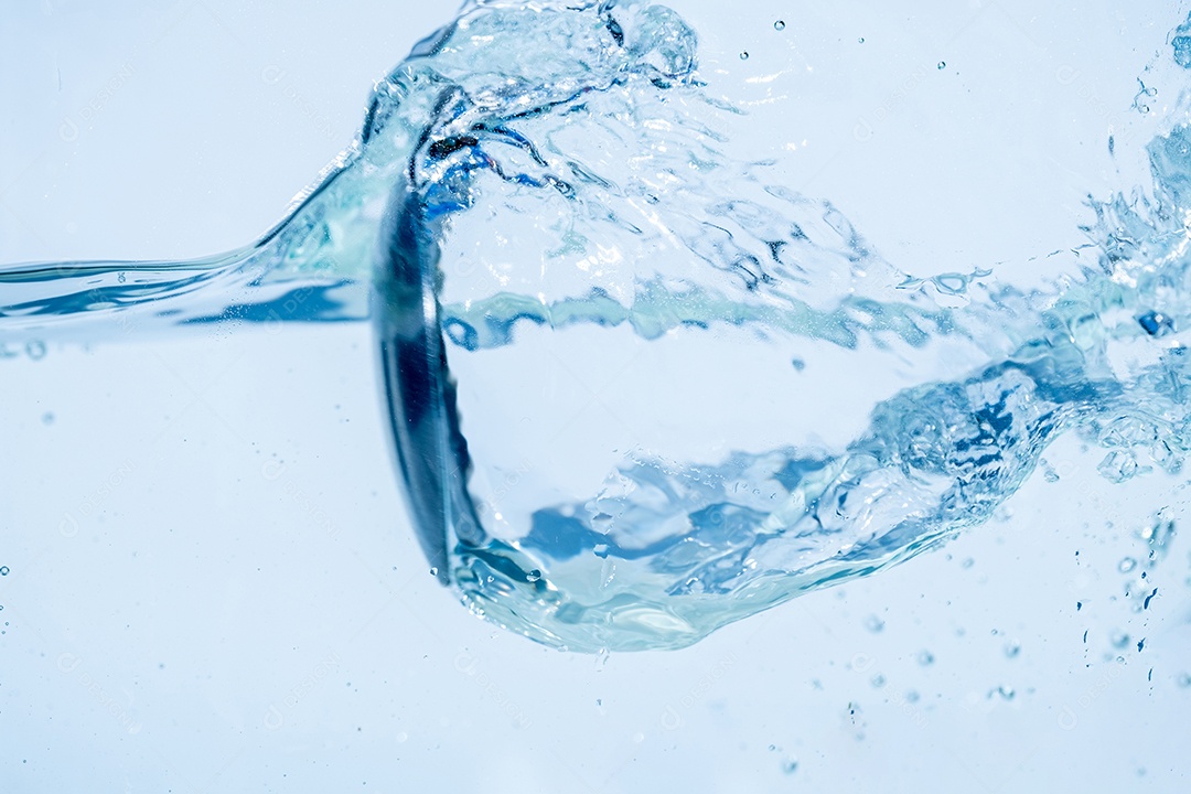 Respingos de água isolados no fundo branco