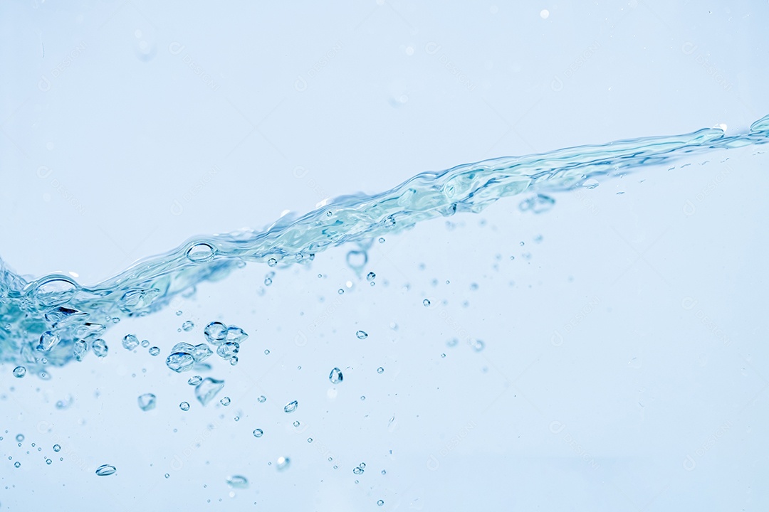 Respingos de água isolados no fundo branco