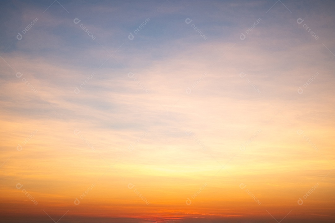 O nascer do sol é decorado com nuvens em vários formatos