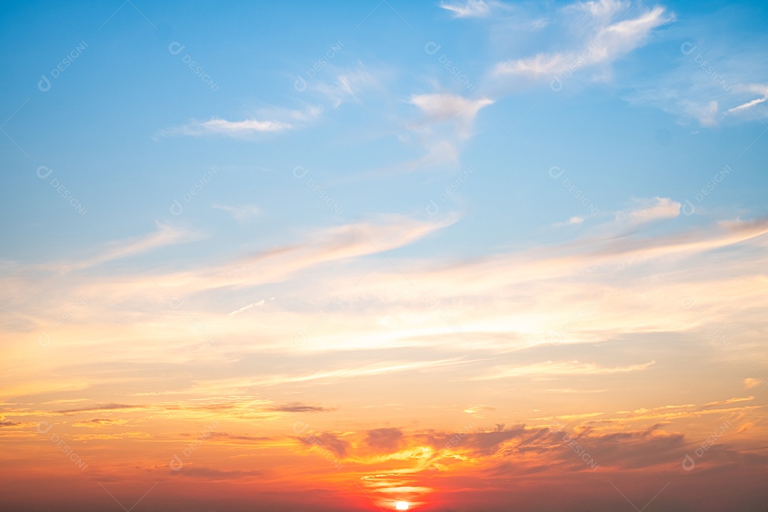 O nascer do sol é decorado com nuvens em vários formatos