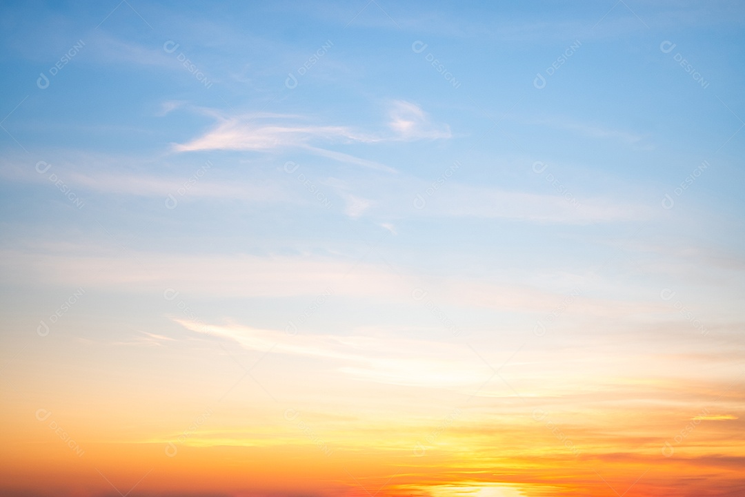 O nascer do sol é decorado com nuvens em vários formatos