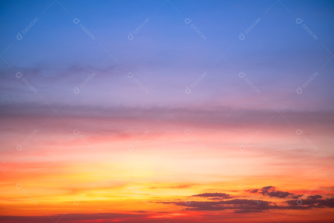 O nascer do sol é decorado com nuvens em vários formatos